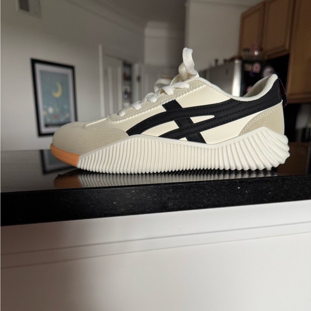 NIB De Florance Trainers/Sneakers  beige/black size 7.5